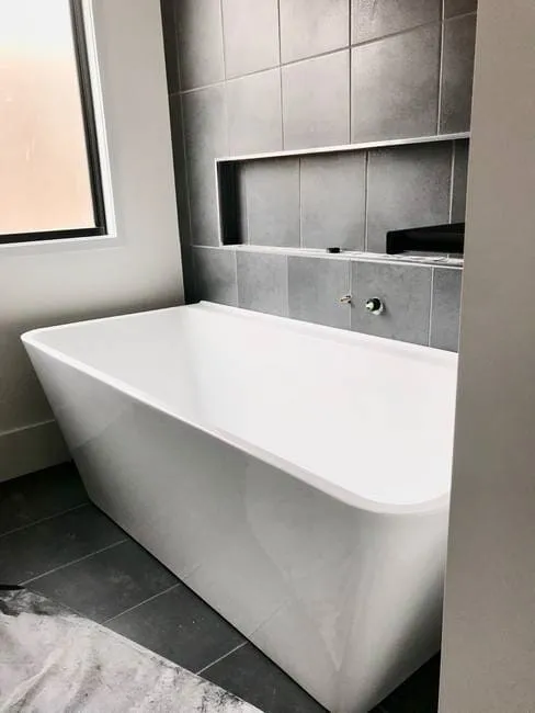 Modern bathtub in Gladstone